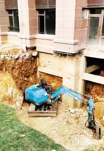 挖掘机吊车齐上阵多家住户挖地下室