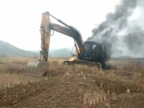 【事故】一挖机施工中突然起火！