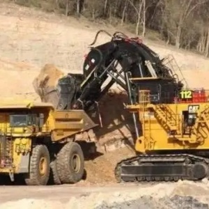 中国研制重2000吨的挖掘机，耗资达2亿，可轻松挖平一座山