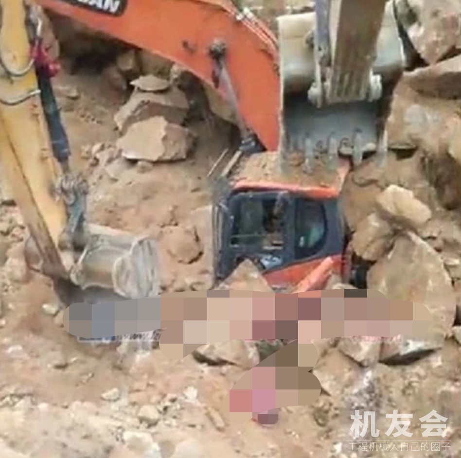 融水一在修公路山体塌方！挖掘机被巨石掩埋，疑有人遇难
