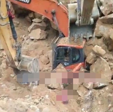 融水一在修公路山体塌方！挖掘机被巨石掩埋，疑有人遇难