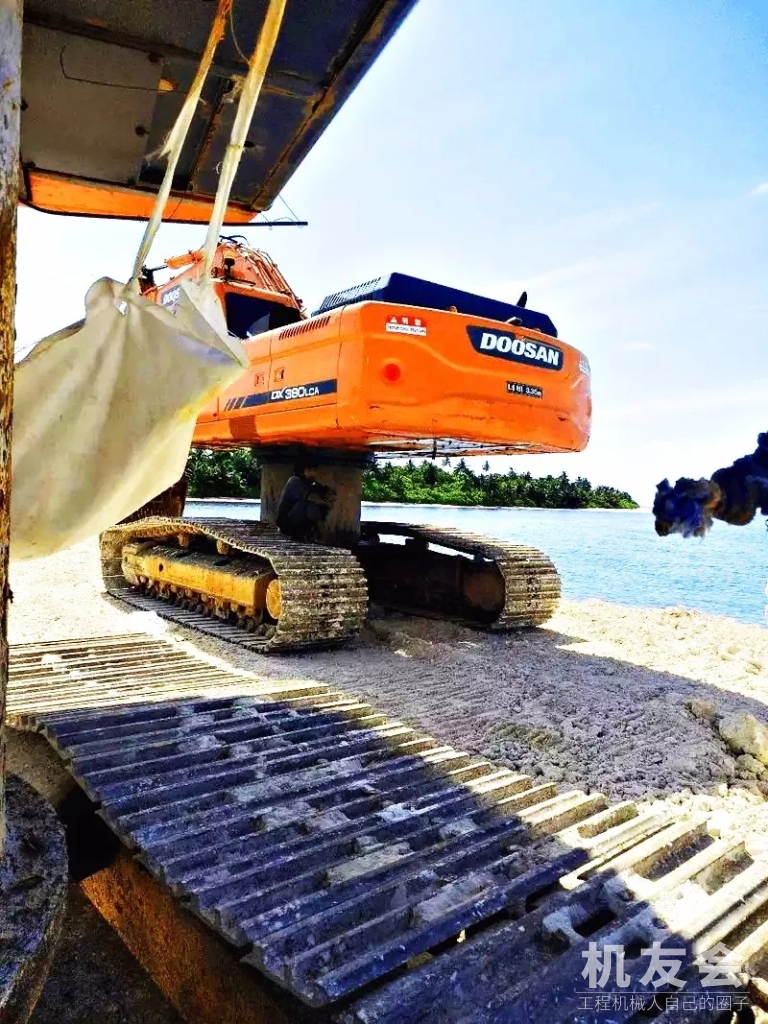在马尔代夫开着挖机游泳，1个月干裂2个挖斗！