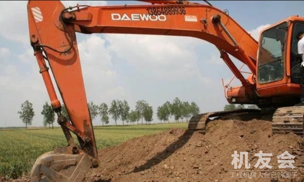 在农村买挖掘机干工程赚钱吗？一年能赚多少钱？