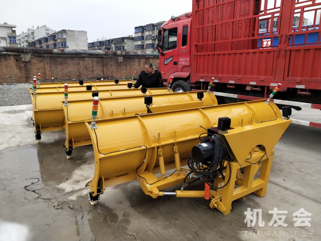 洒水车加装推雪板，助力淮安市政环保工程