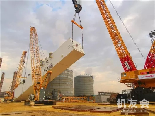 全球最大4000吨级履带式起重机沙特显身手