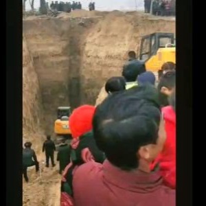 安阳：一挖掘机在村里挖井挖了3天，只为找一具尸体！