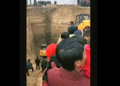 安阳：一挖掘机在村里挖井挖了3天，只为找一具尸体！