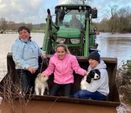 英国极端天气引发强降雨，一家三口被洪水困住，农民开挖掘机救人