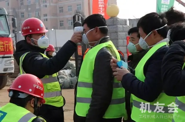 搶建河南鄭州“小湯山”：你不知道的一線建設者的工作瞬間