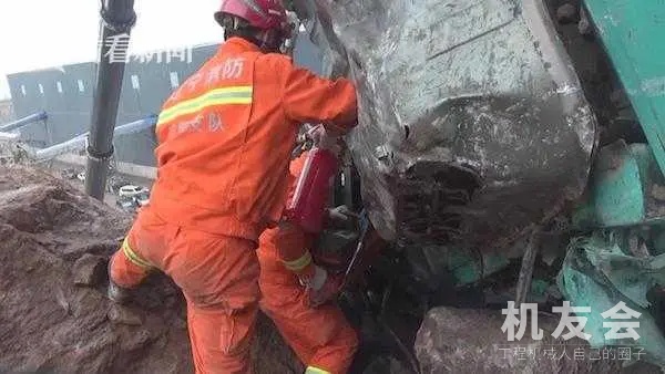 矿山崩塌挖掘机侧翻 消防救援22个小时救出司机