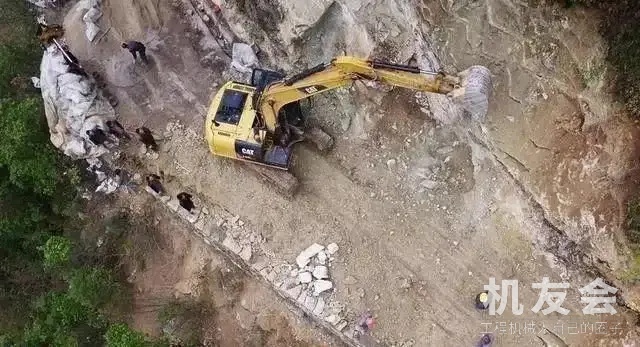 悬崖上修建盘山公路，中国挖掘机是怎么爬上去的？看完真的很心酸