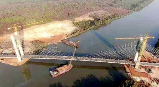 为徐工点赞：助力几内亚首座斜拉桥顺利合拢！