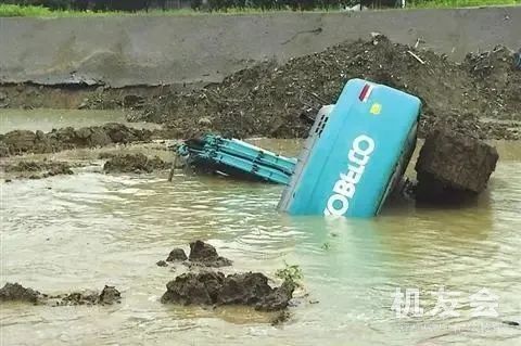 挖机在工地被水淹了，如何要求赔偿损失？