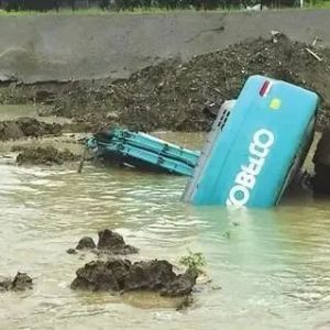 挖机在工地被水淹了，如何要求赔偿损失？