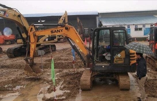 挖机在雨季作业防止陷车攻略