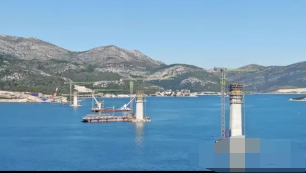 用机 | 中联重科12台“绿巨人”傲立亚得里亚海，助建克罗地亚“统一之桥”