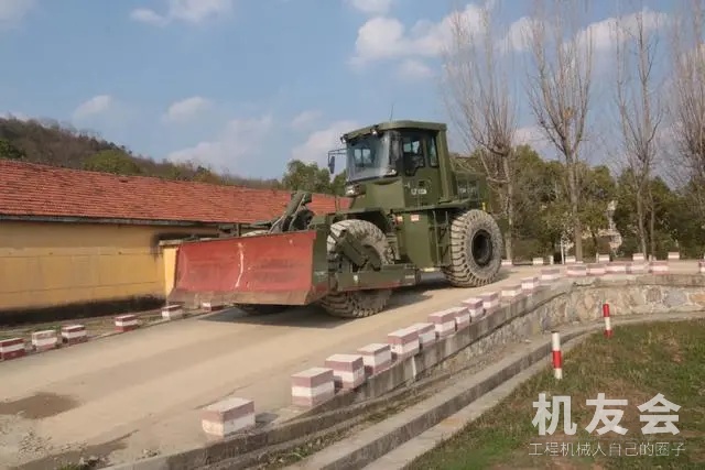 学挖掘机？这里包吃住还安排工作