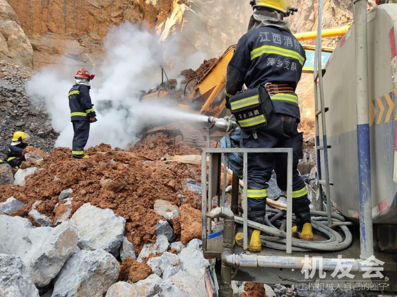 挖掘机突“发火” 萍乡消防成功处置