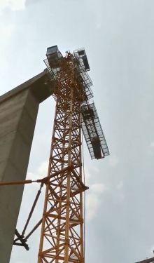 110吨极光绿拆塔吊，造成吊车大臂严重变形！