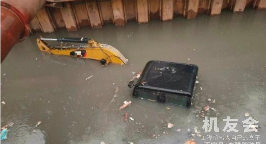 又一台挖掘机被淹，维修费高达10多万！雨季来临，提高警惕！
