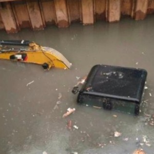 又一台挖掘机被淹，维修费高达10多万！雨季来临，提高警惕！
