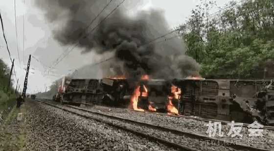 火車脫軌起火！三一挖掘機生死救援