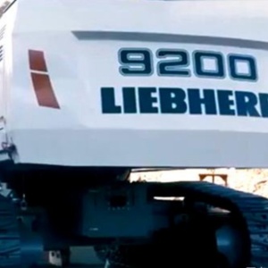 利勃海尔200吨级电动挖掘机，3铲就能装满载重65吨的自卸卡车