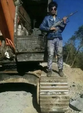 我在叙利亚开挖机，月薪百万，配AK47！