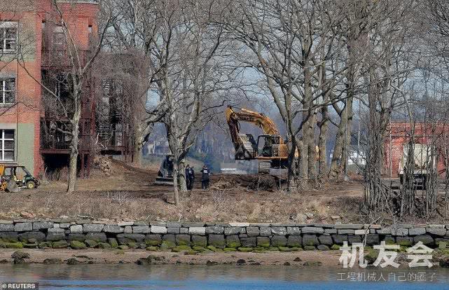 新冠肺炎死亡人數太多，紐約市政府動用挖掘機在荒島上挖坑埋屍