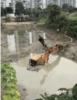 最崩溃的挖机，陷入淤泥无法自拔！把20年老司机都难倒了！