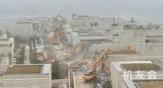 青島海邊開來一隊挖掘機，華北海岸涵碧樓被拆，別墅區一片狼藉