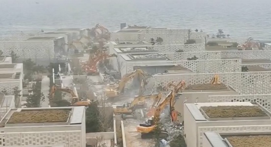 青岛海边开来一队挖掘机，华北海岸涵碧楼被拆，别墅区一片狼藉