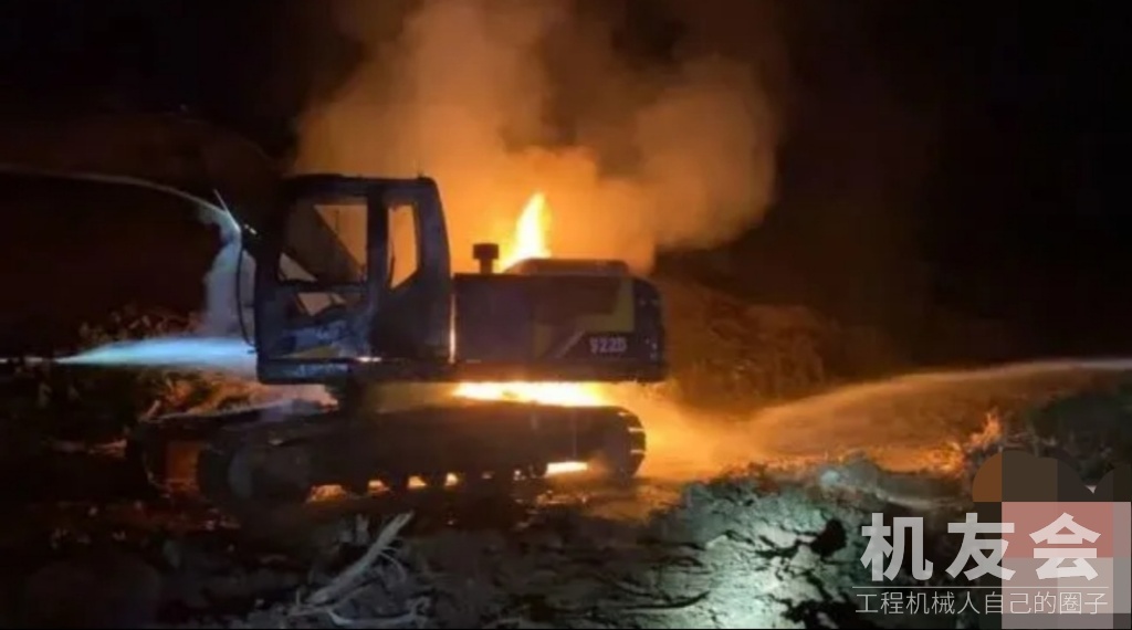 诡异！沙塘镇一辆挖掘机莫名着火，现场浓烟滚滚，汽油味刺鼻