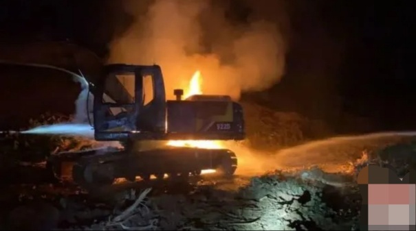 诡异！沙塘镇一辆挖掘机莫名着火，现场浓烟滚滚，汽油味刺鼻