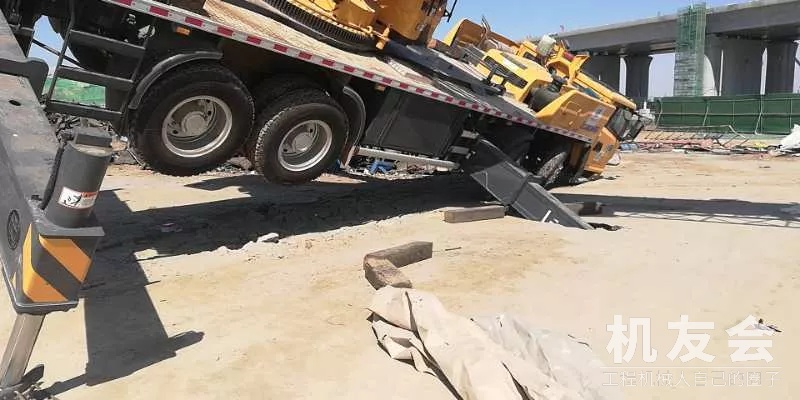 水泥地不垫钢板，刚提的70吨吊车！支腿下陷后侧翻