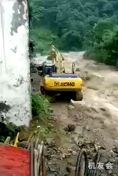 老板不好了，挖机被水冲走了！