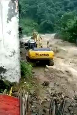 老板不好了，挖机被水冲走了！