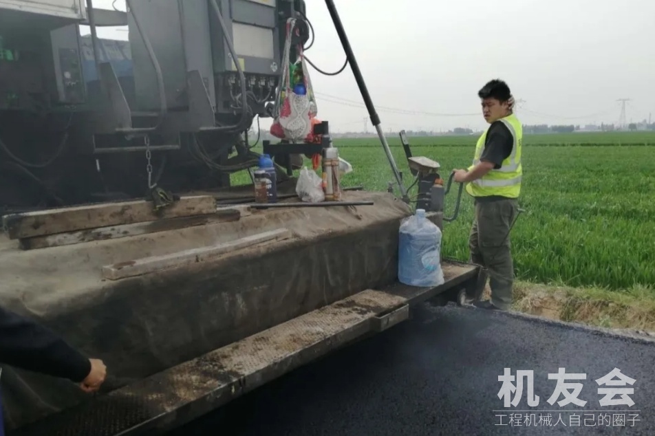 摊铺机使用过程中常见故障分析