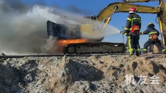 沧州：挖掘机突然起火 现场浓烟滚滚
