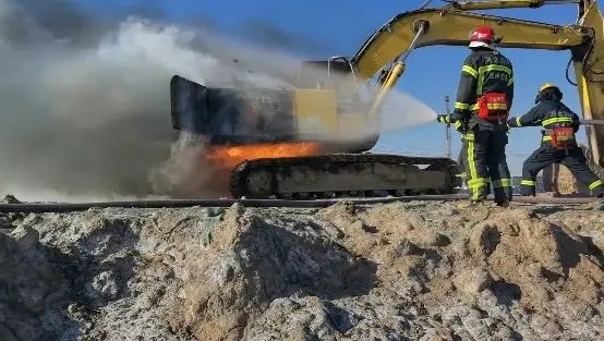 沧州：挖掘机突然起火 现场浓烟滚滚