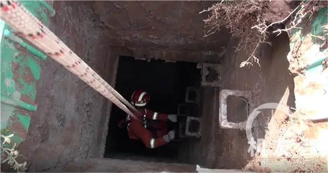 挖掘机司机一脚踩空 掉落5米深的下水道