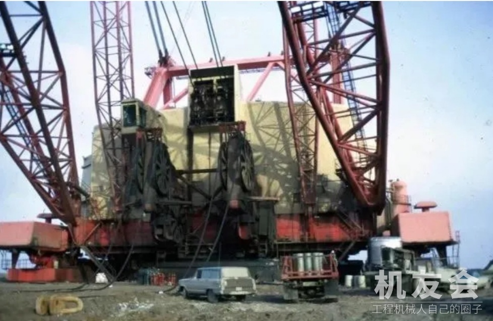 历史最大挖掘机，重12258吨32500马力 一个头209吨