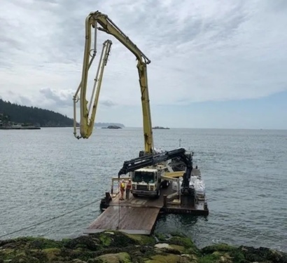 漂浮在海面上，向小岛浇筑混凝土，#泵车# 这波操作只有老司机