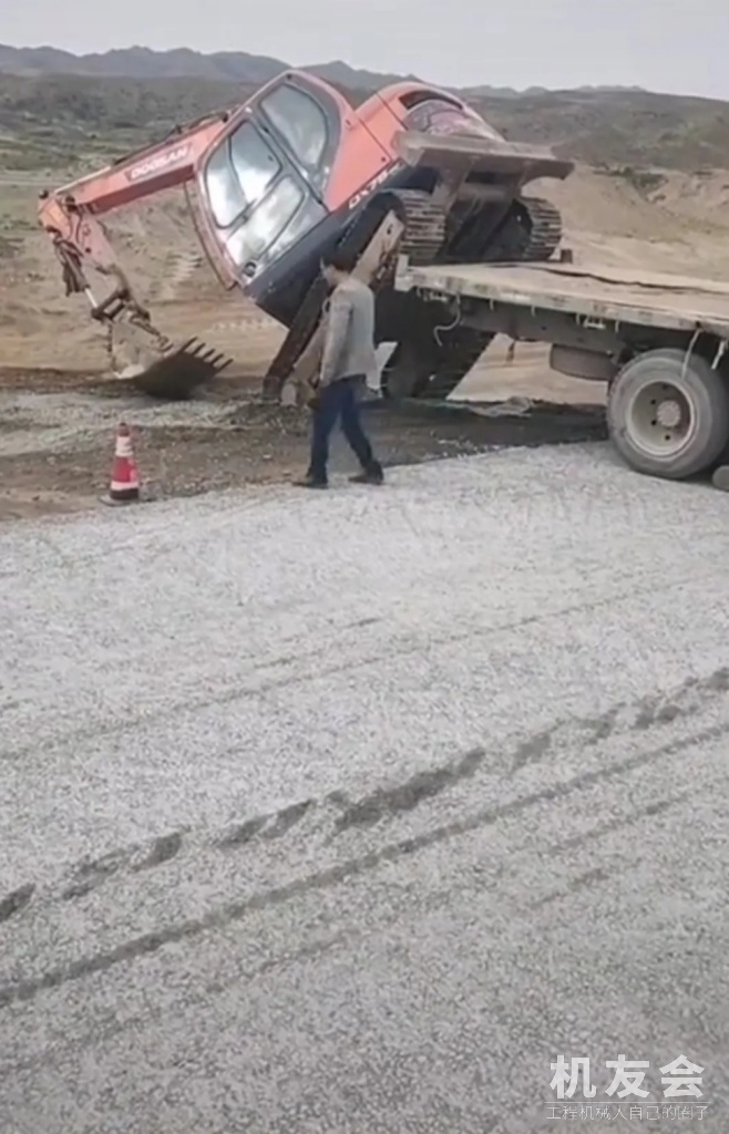 挖機下拖車成90度倒栽蔥，這下進退兩難怎麽好？