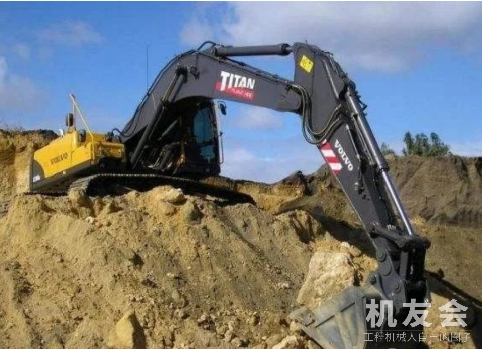 用于清淤作业的小型挖掘机主要具有哪些优点