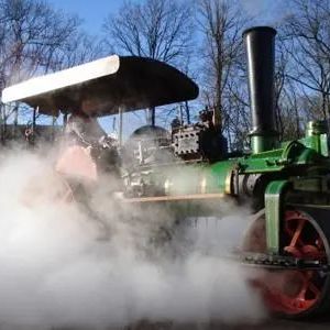 驾驶100年前的蒸汽压路机是什么感觉？