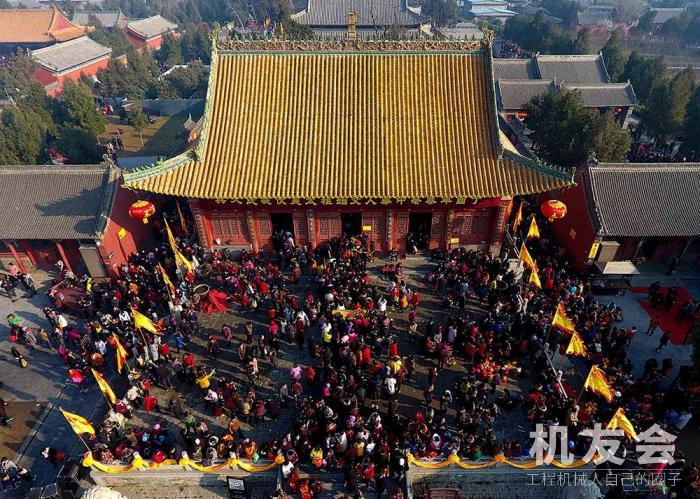 中國一座千年寺廟，因遊客香火太旺，消防車挖掘機隨時待命