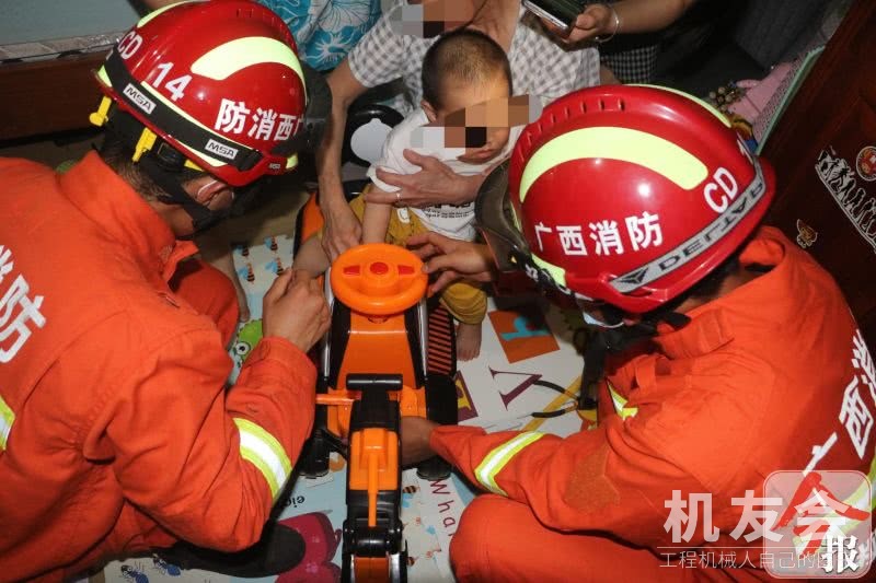 柳州1歲多小孩手被卡在玩具挖掘機，嚎啕大哭，消防救援後，這一幕暖人心