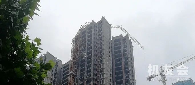 突发！湖南长沙一在建工地塔吊发生倒塌事故！三天内第二起塔吊倒塌事故！