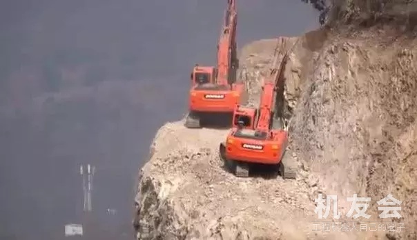 在悬崖上修建盘山公路，挖掘机是如何施工的？